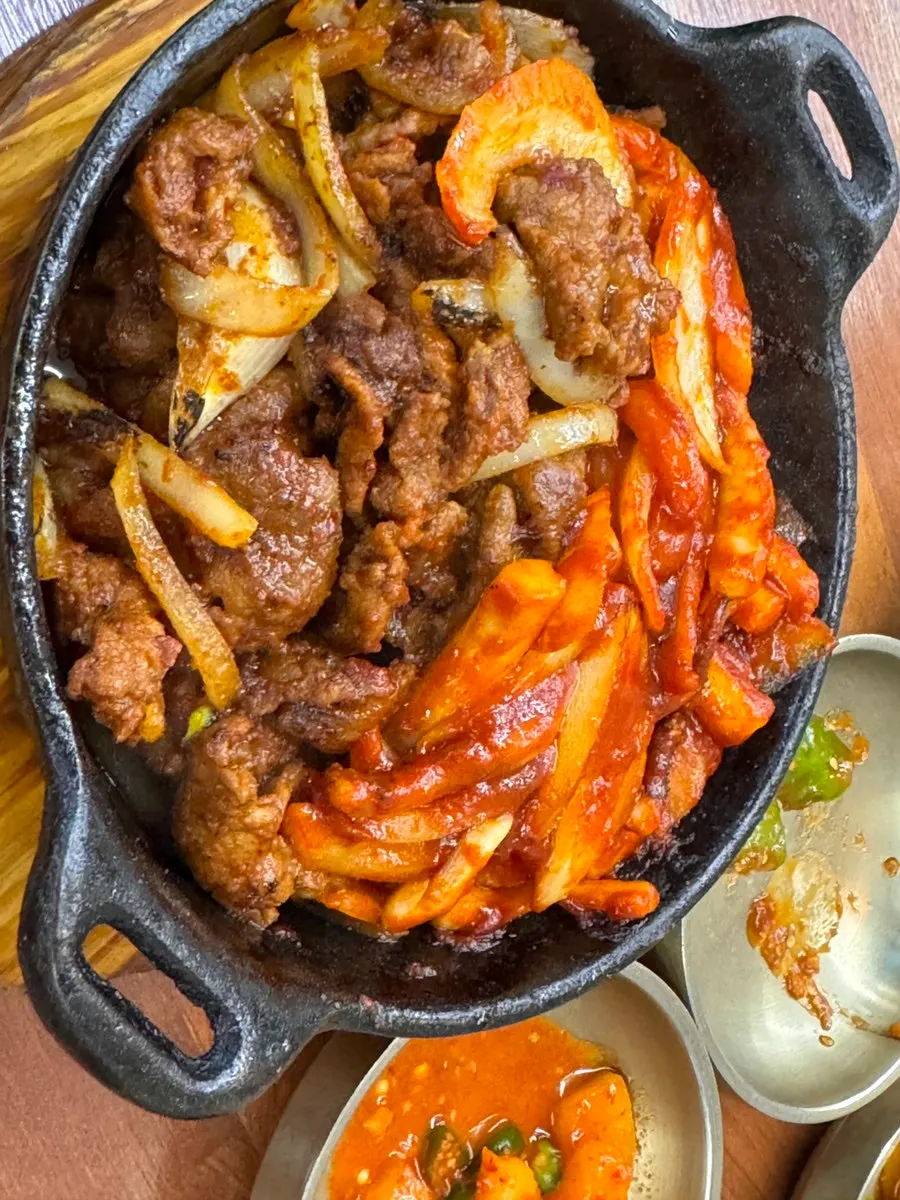 셀프바 반찬과 쌈채소 세팅