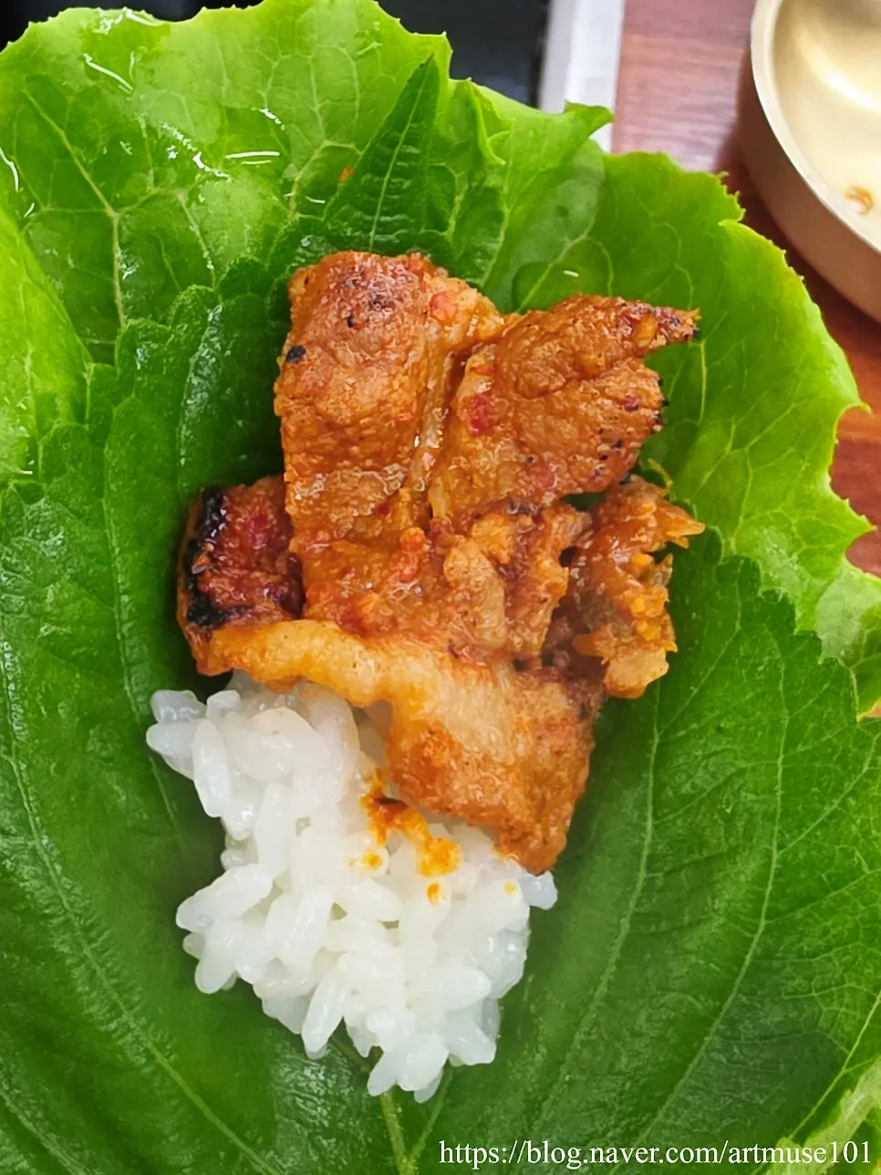 쌈에 올린 제육과 밥