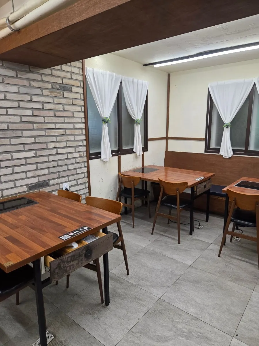 Interior seating area of Deulkkot Ssambap