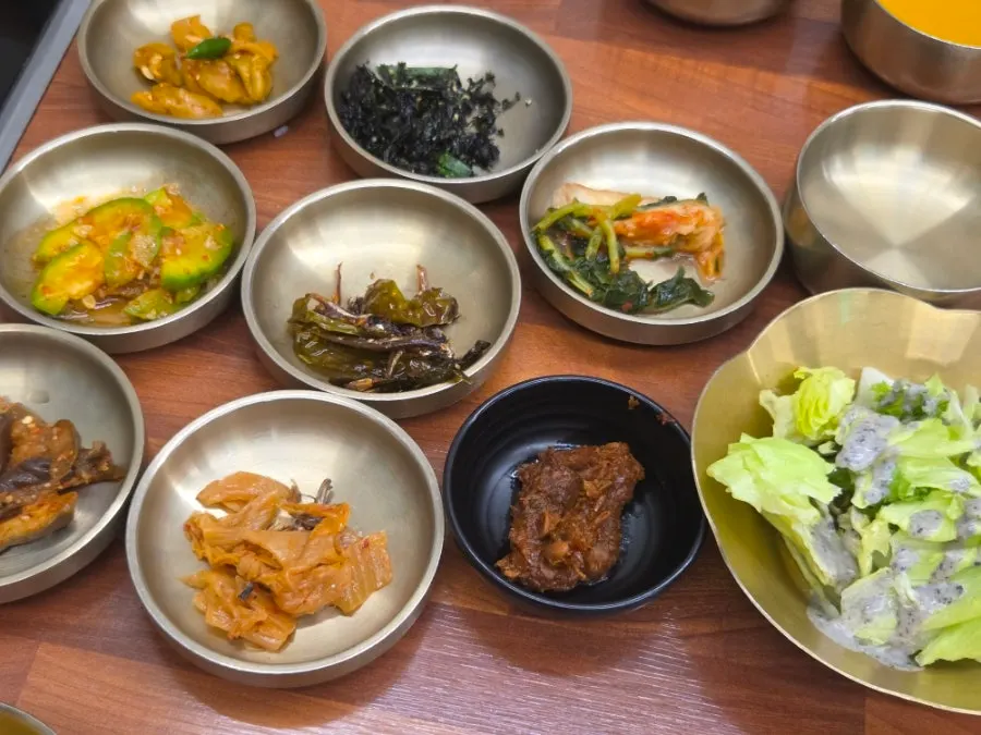 Deuljeongsik table set with 7 kinds of banchan