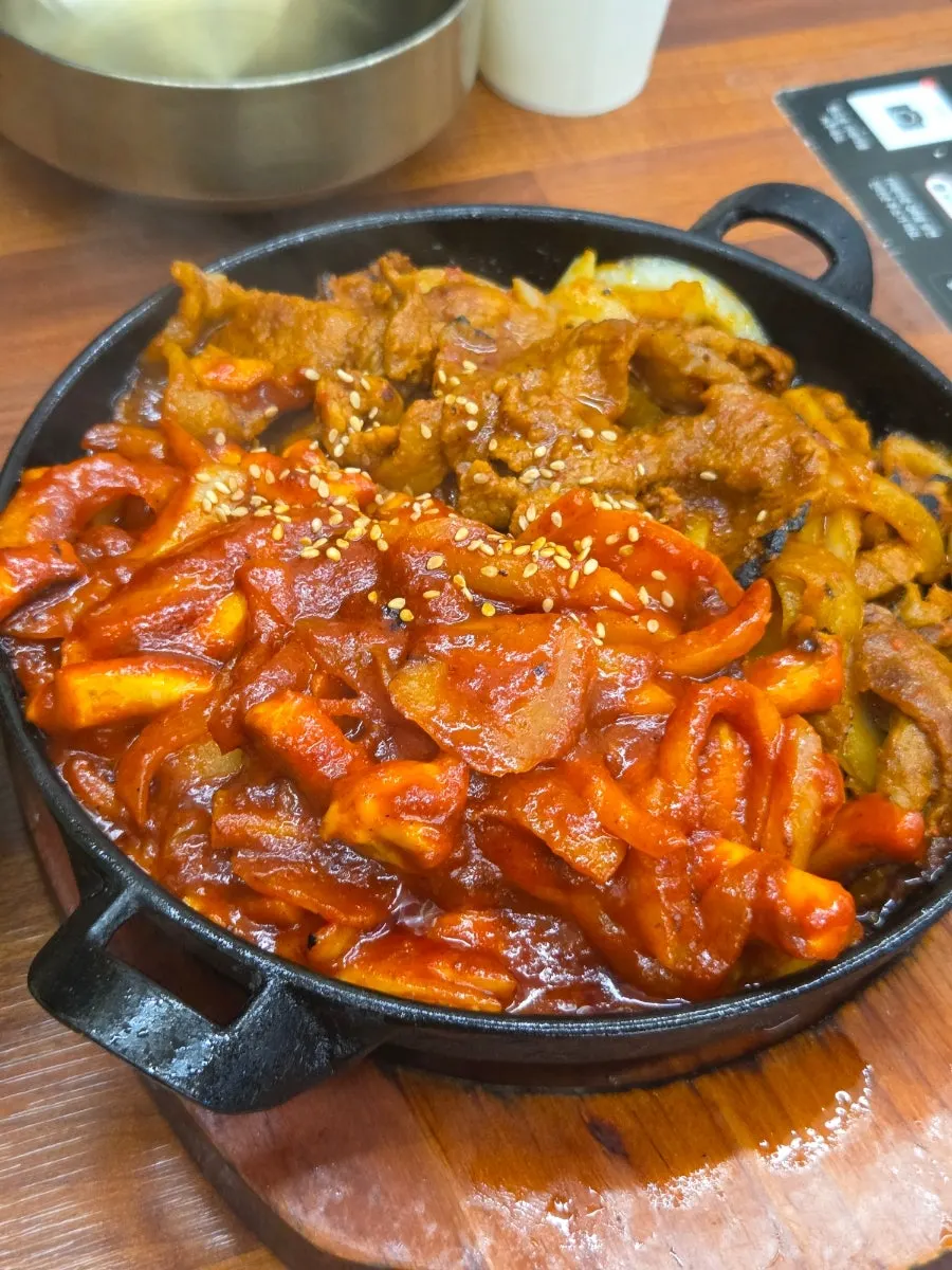 Hot-plate pork and squid stir-fry