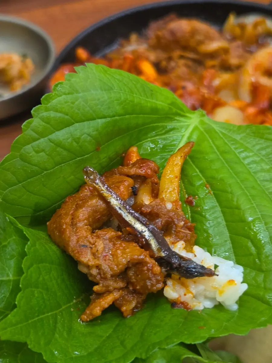 Wrap combining pork and squid stir-fry together
