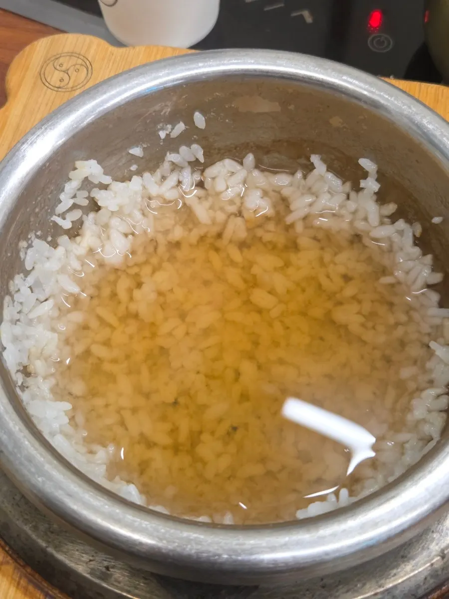 Nurungji tea made by pouring water into the stone pot