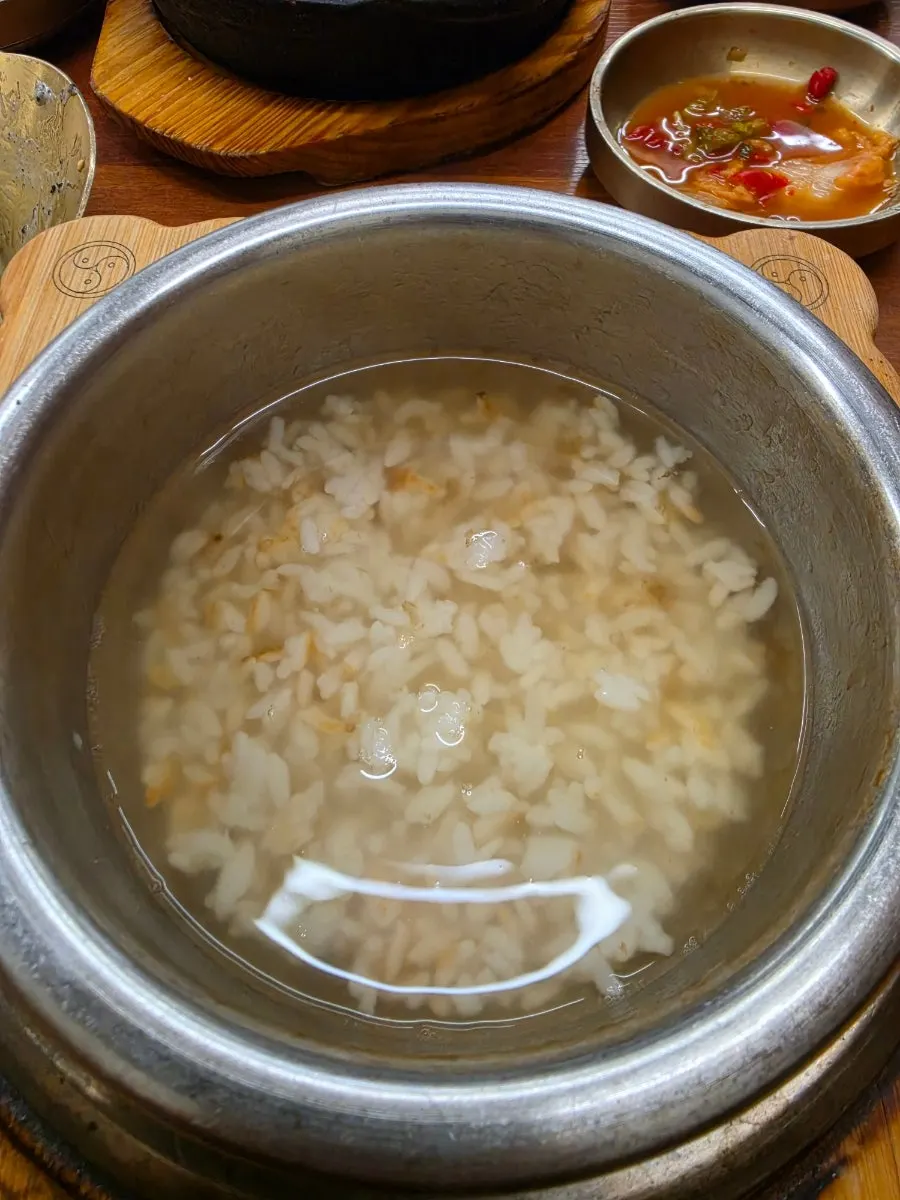 Generous individual-portion stone-pot rice