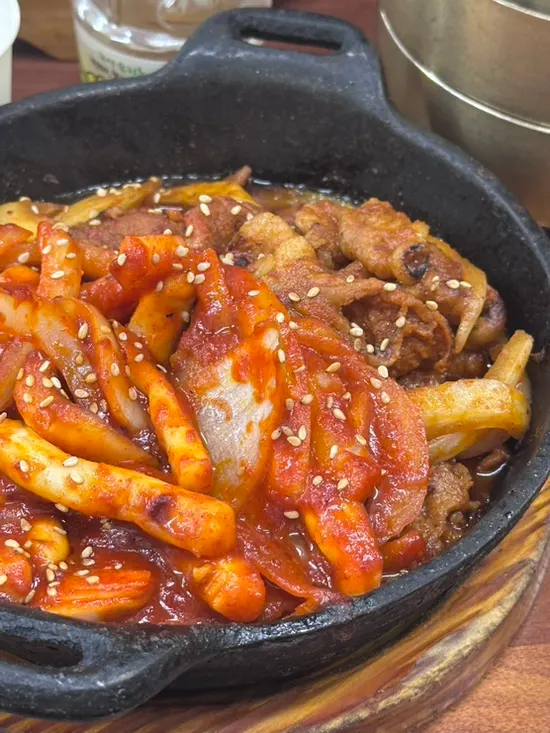 Hot stone-pot rice served with the set