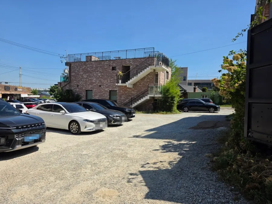Exterior of Deulkkot Ssambap with parking space in front