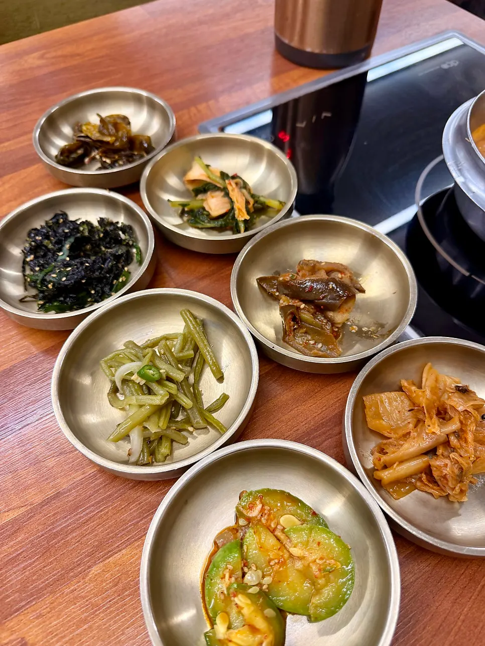 기본 반찬 8가지가 깔린 한상