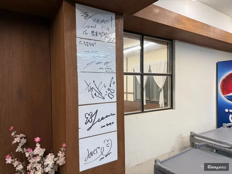 가족 식사하기 좋은 넓은 테이블 좌석