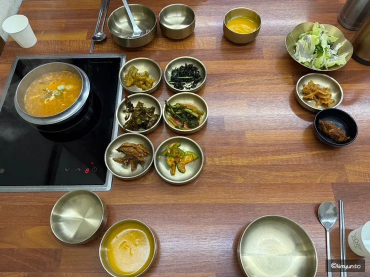 정갈하게 차려진 기본 반찬과 된장찌개 한상