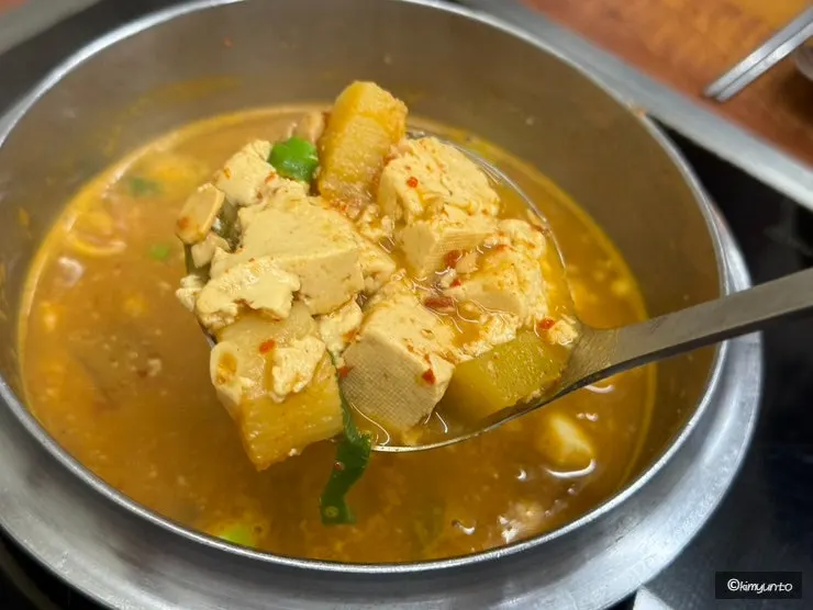 인덕션 위에서 끓는 된장찌개