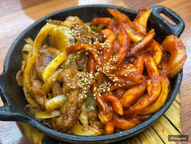 들정식과 함께 나온 제육볶음과 오징어볶음