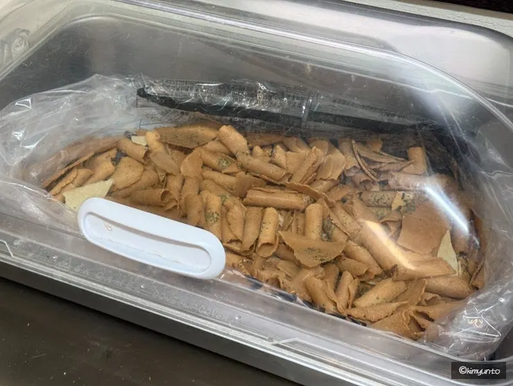 셀프바 옆에 놓인 과자 코너