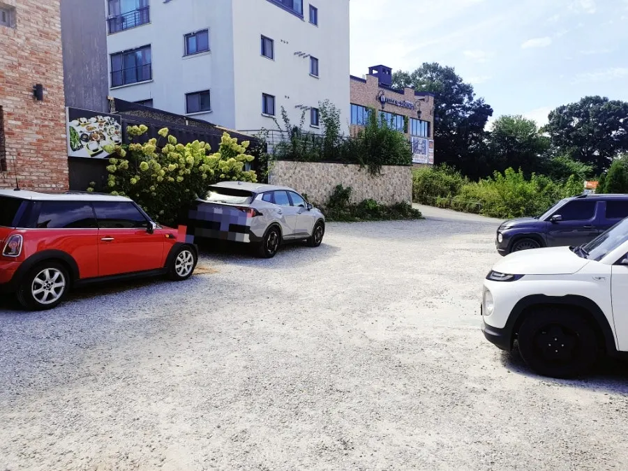Amplio estacionamiento de Deulkkot Ssambap