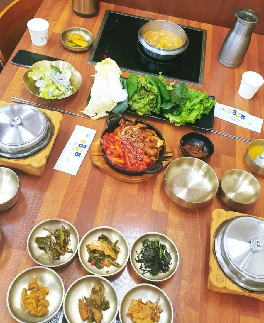 Mesa del deuljeongsik servida para dos personas