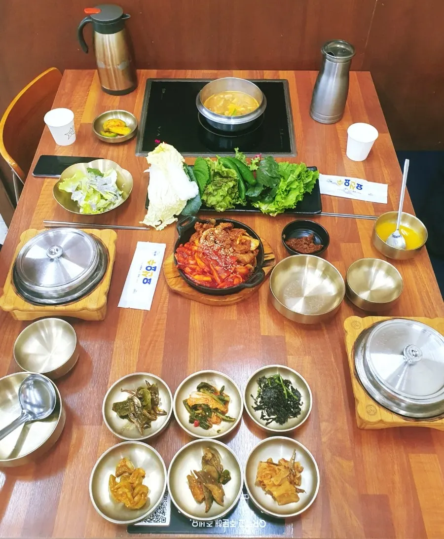 Diversos banchan servidos junto al deuljeongsik