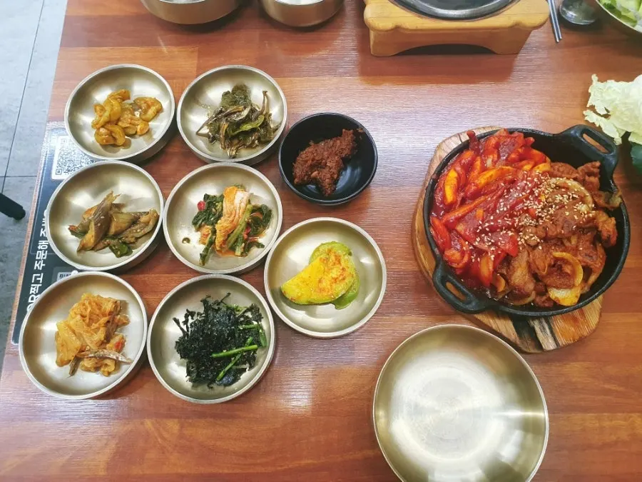 Mesa servida con banchan caseros