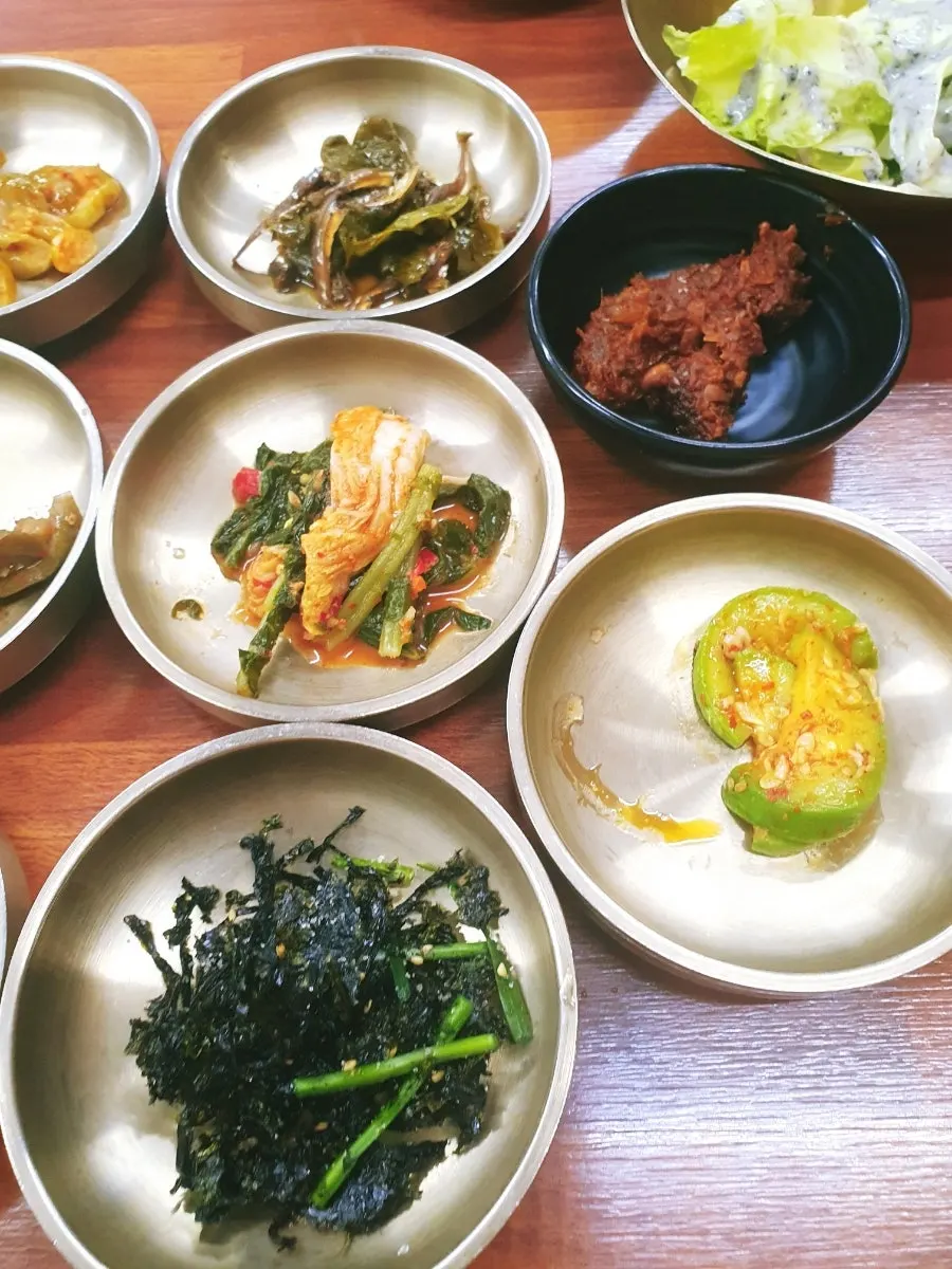 Platos de banchan bien presentados