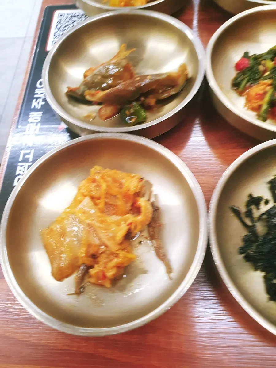 Primer plano de banchan caseros de sabor suave