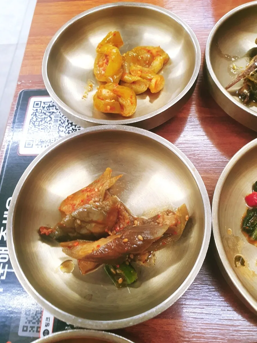 Variedad de banchan de Deulkkot Ssambap