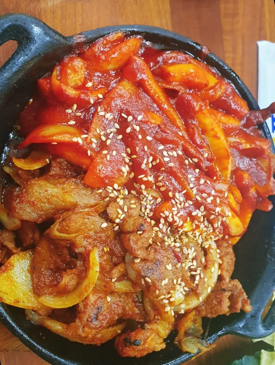 Dos platos de bulgogi de cerdo y calamar salteado