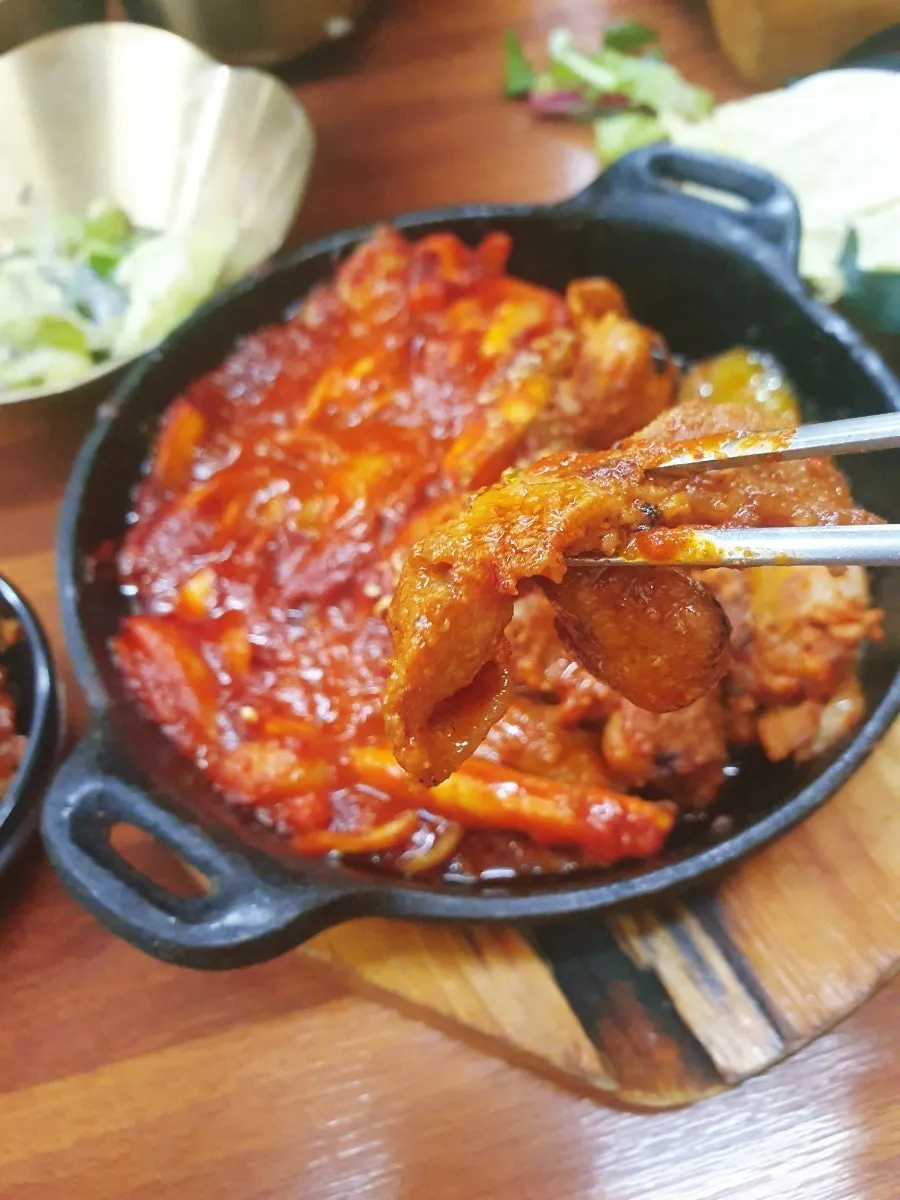 Primer plano del bulgogi de cerdo bien aderezado