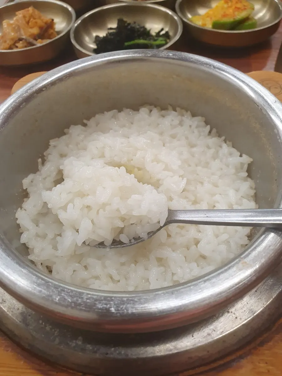 Arroz recién hecho en cazuela de piedra