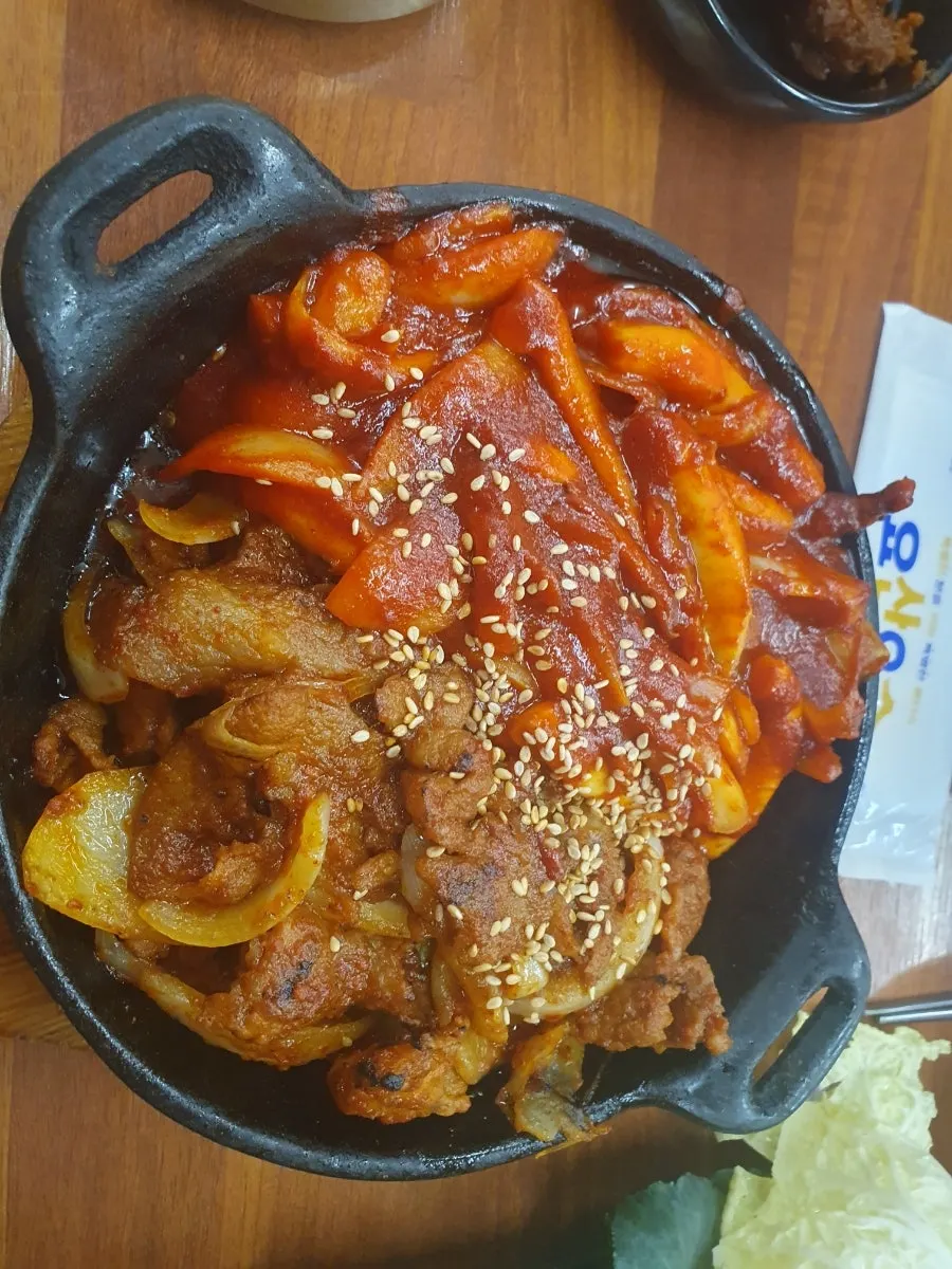 Mesa final con arroz en cazuela y sopa de doenjang