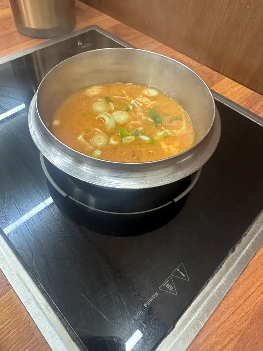 인덕션에 올린 두부 듬뿍 된장찌개