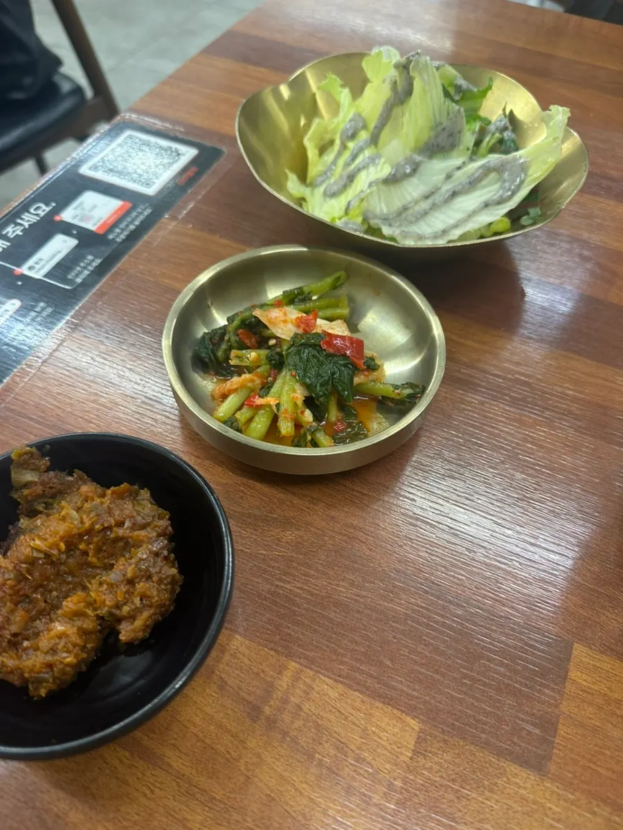 끓고 있는 들꽃쌈밥 기본 된장찌개