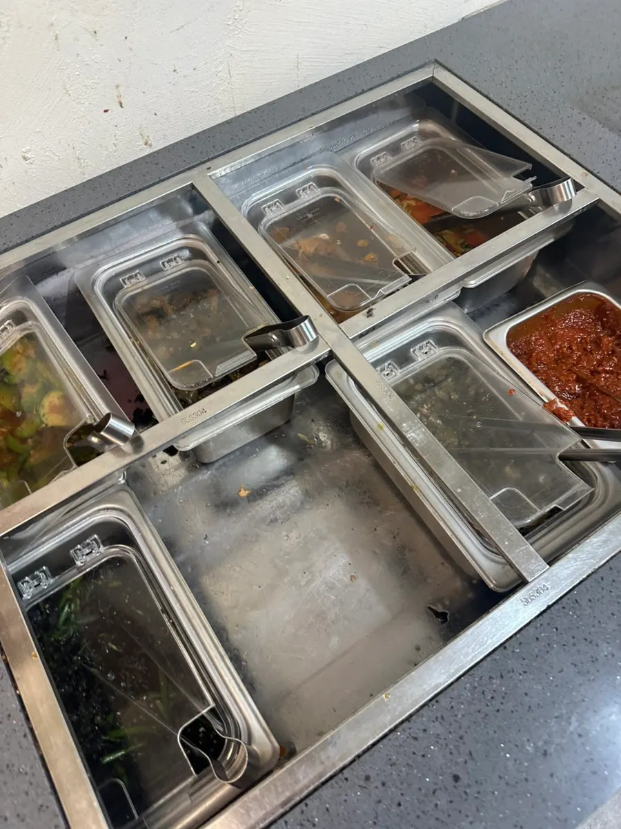 추가 반찬과 쌈그릇이 놓인 셀프바