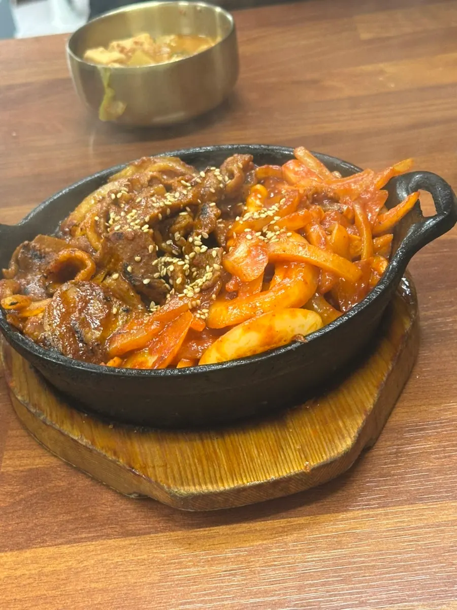 한 철판에 담겨 나온 제육과 오징어볶음