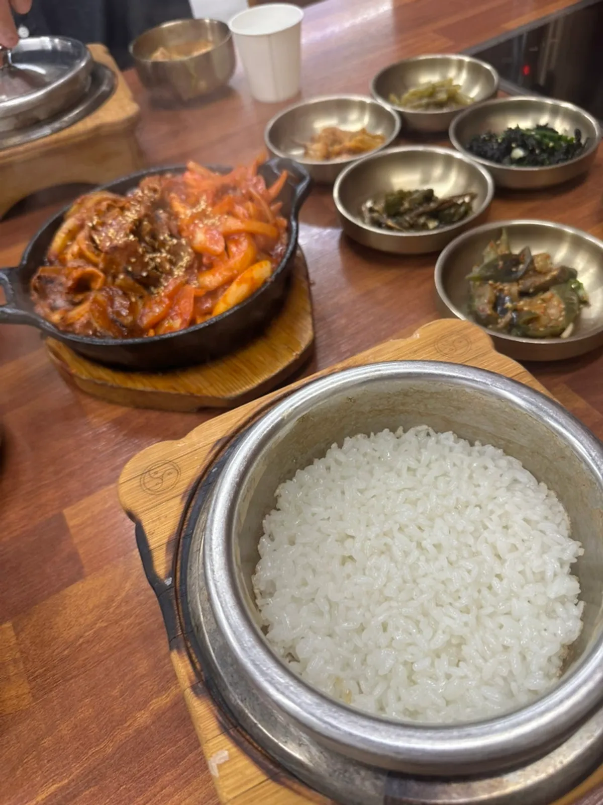 윤기 도는 돌솥밥과 쌈 한 상
