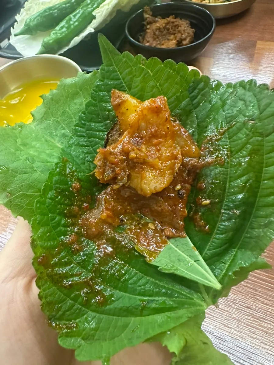 쌈에 올린 제육과 오징어볶음