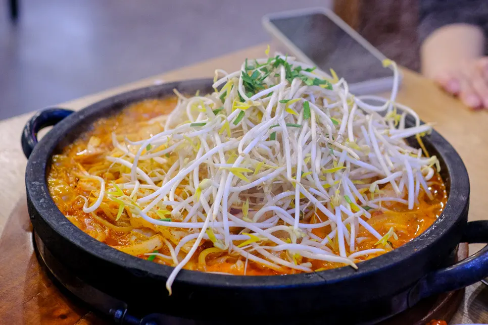 숙주를 산처럼 올린 돌짬뽕