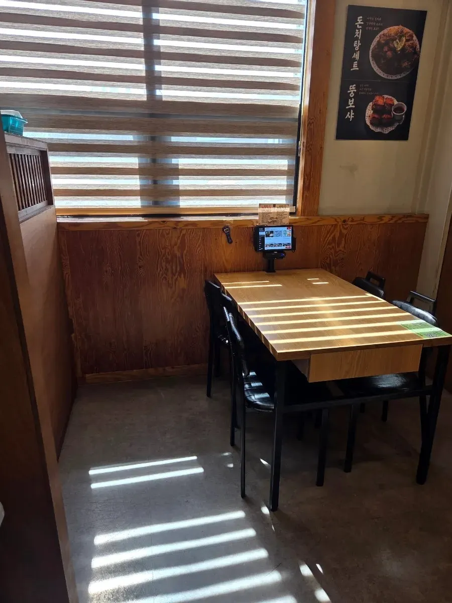 Booth seating divided by partitions at Dolpanseok Jjamppong Paju Simhaksan Branch