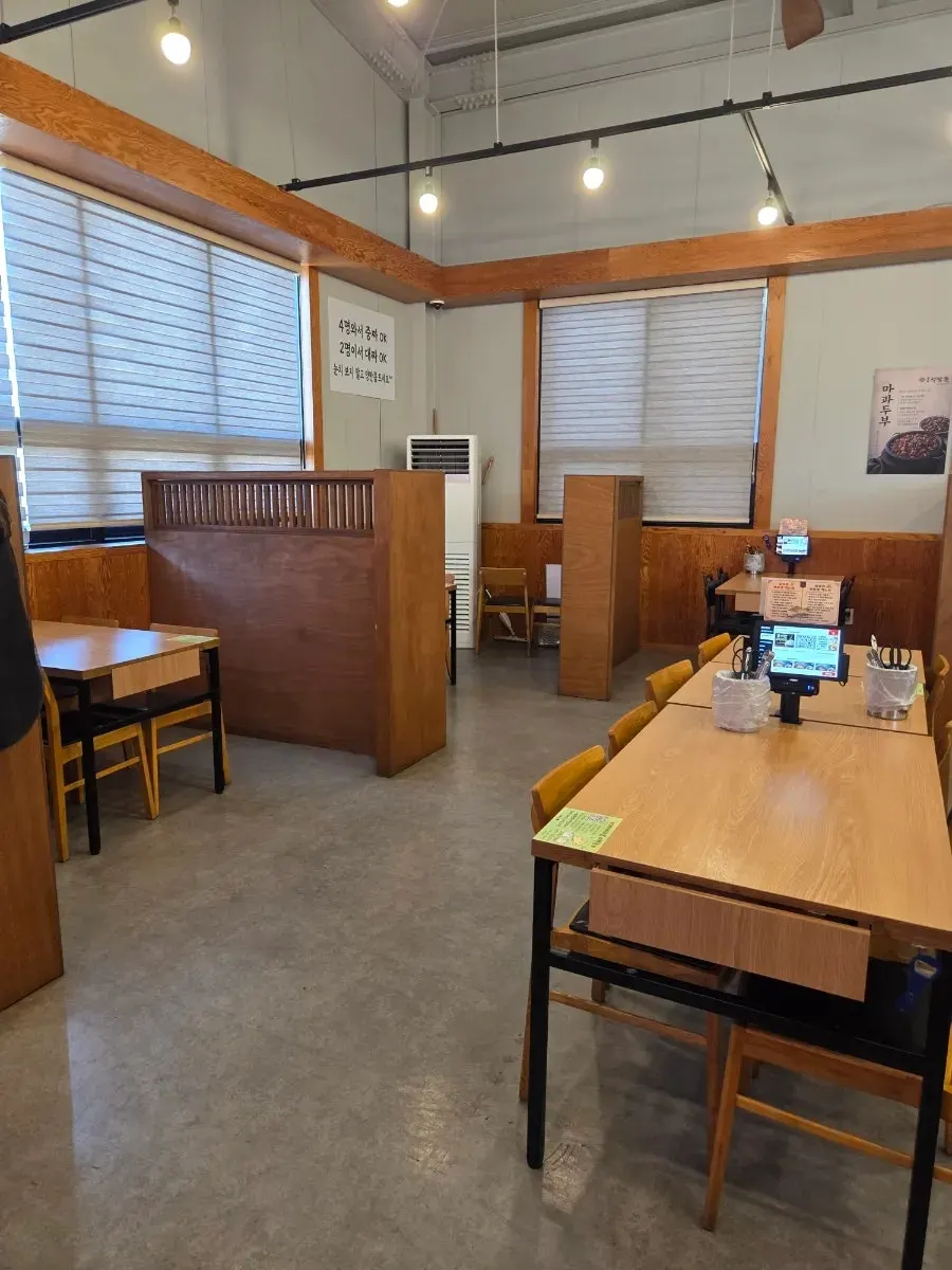 Interior of Dolpanseok Jjamppong with a central group table