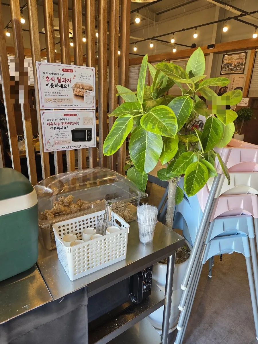 Rice crackers prepared at the dessert corner