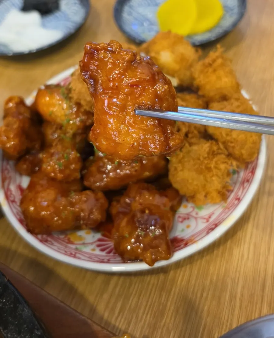 양념이 버무려진 순살 치킨