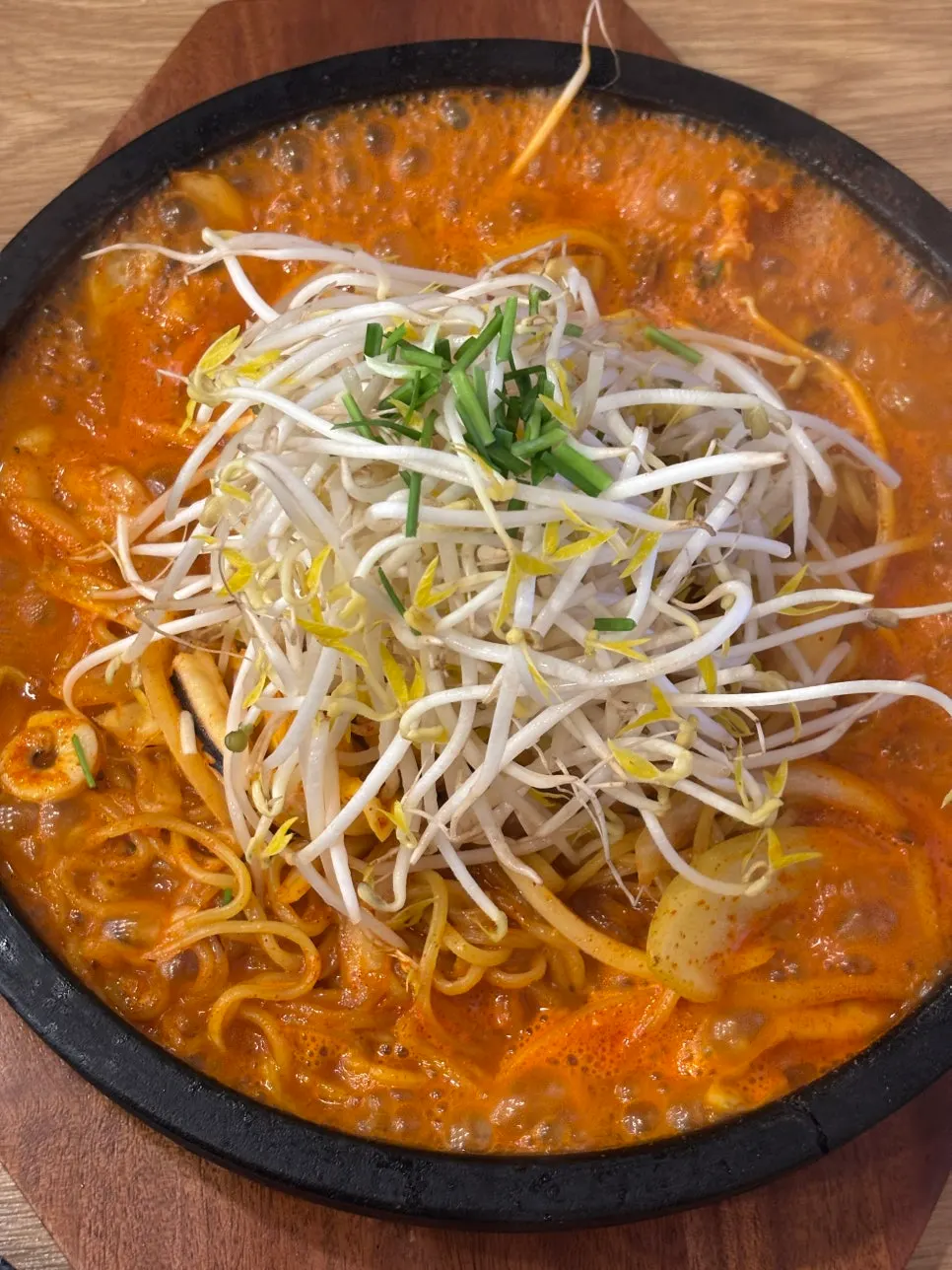 돌판에 담겨 나온 돌짬뽕과 사이드 메뉴 상차림