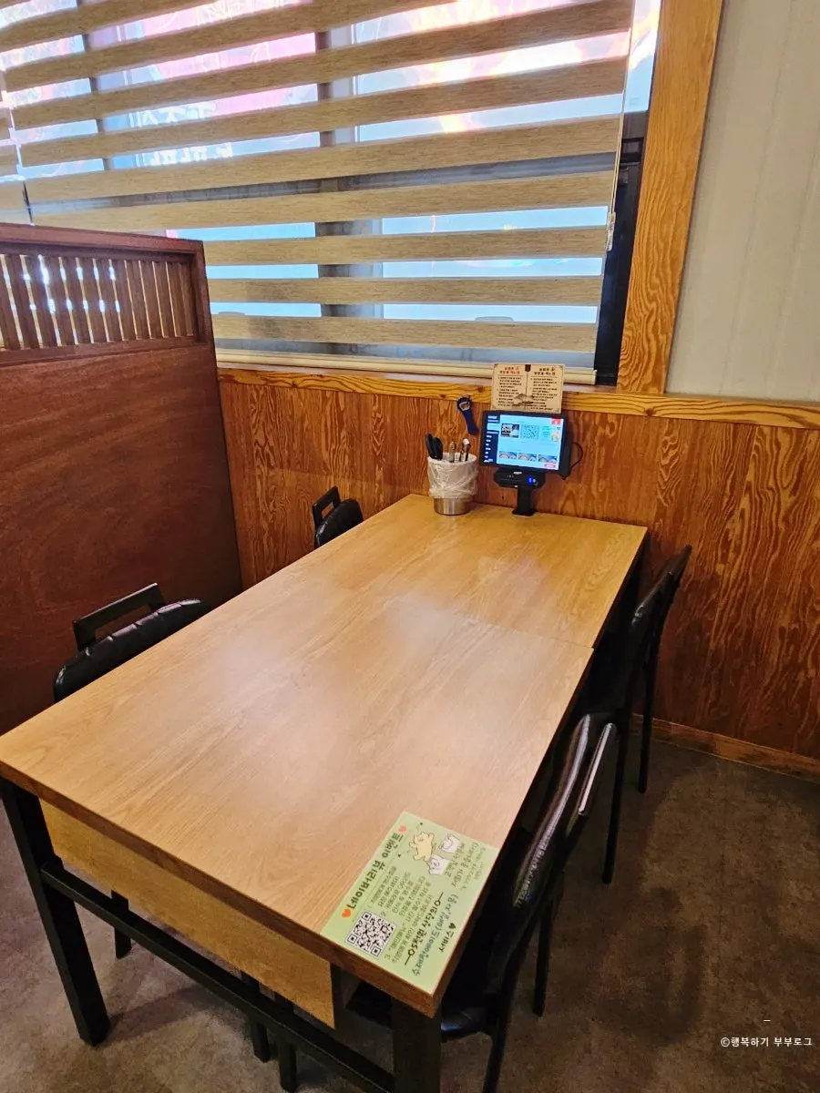 Table seating with partitions