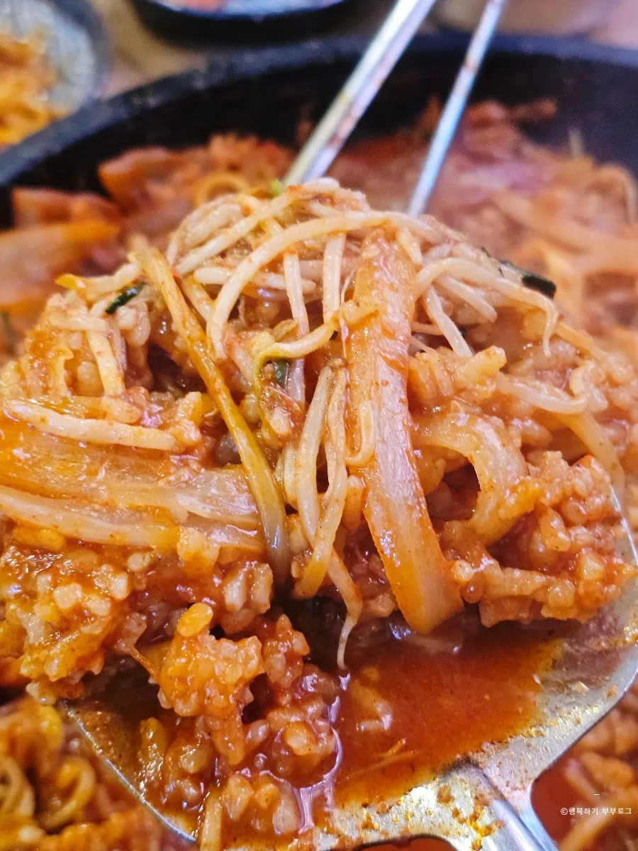 Bean sprouts and noodles mixed together in the jjamppong