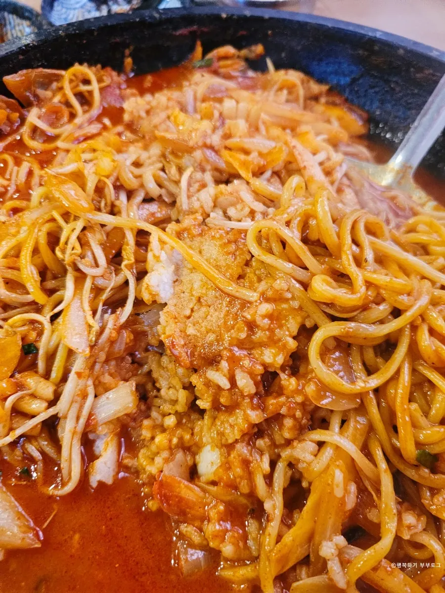 Noodles soaked with broth, like stir-fried jjamppong