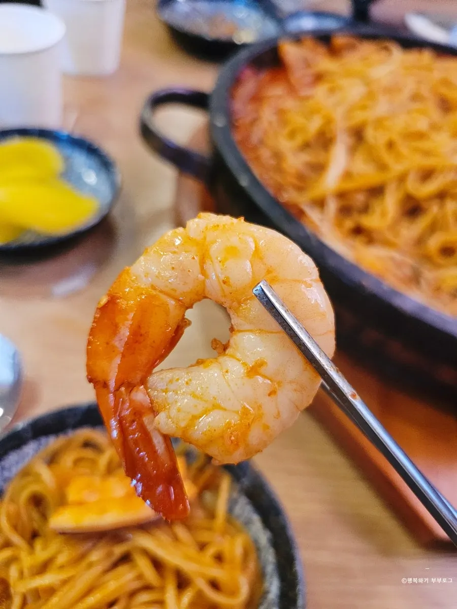 Spicy seasoning soaked into the stone-plate nurungji
