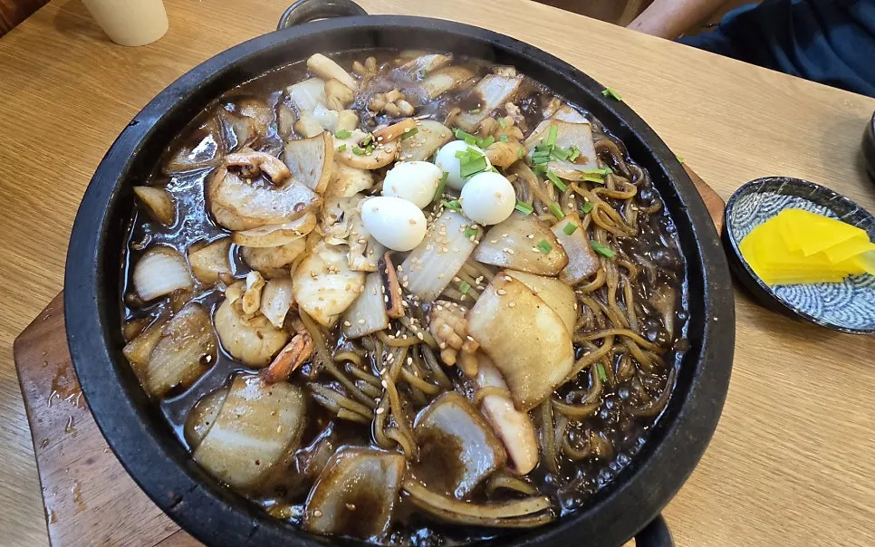돌짜장과 돈치탕 세트가 차려진 테이블