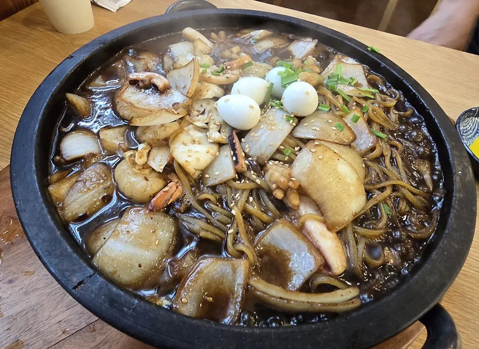 돌판에 담겨 나온 돌짜장