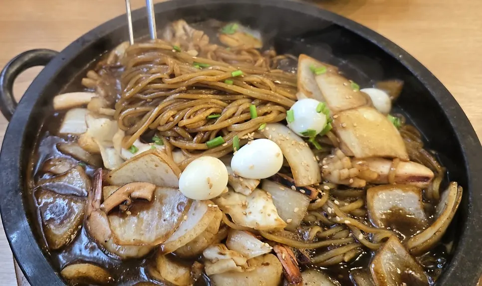 지글지글 끓는 돌판 짜장