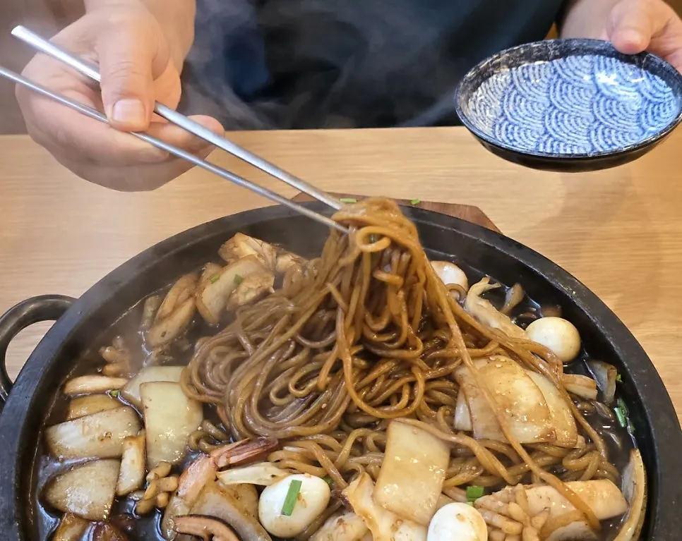 돌짜장 면과 짜장 소스 근접 사진