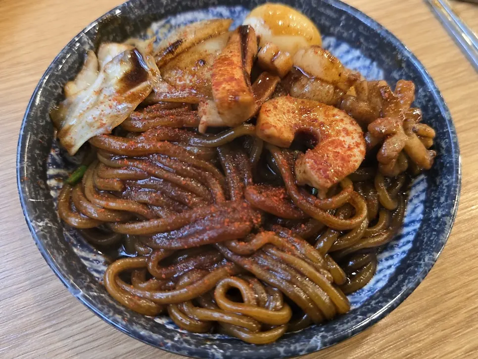 돌판 위 짜장면 클로즈업