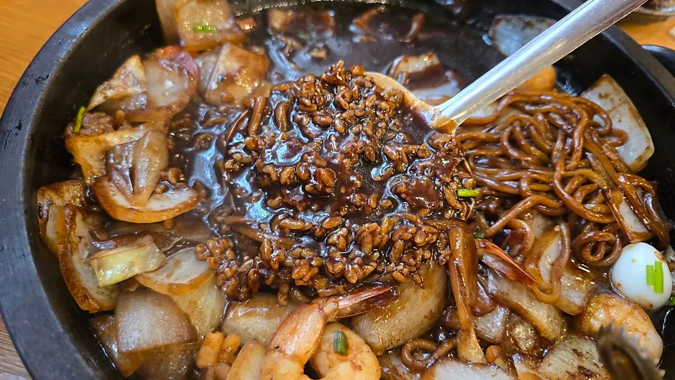 돌판 아래 깔린 누룽지