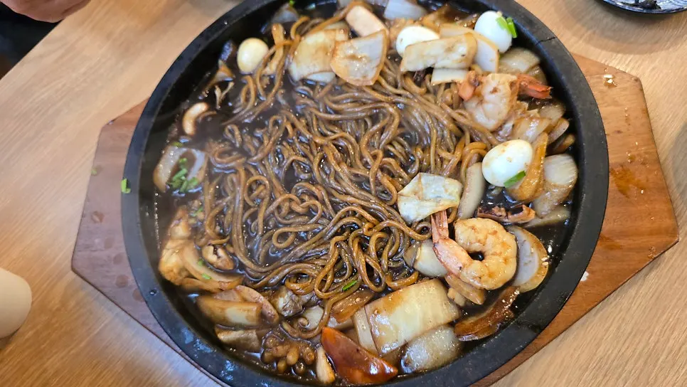 누룽지와 함께 먹는 돌짜장